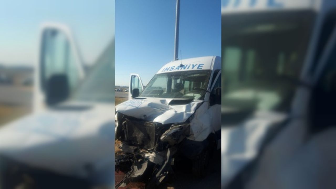 İhsaniye minibüsü kaza yaptı:17 yaralı var