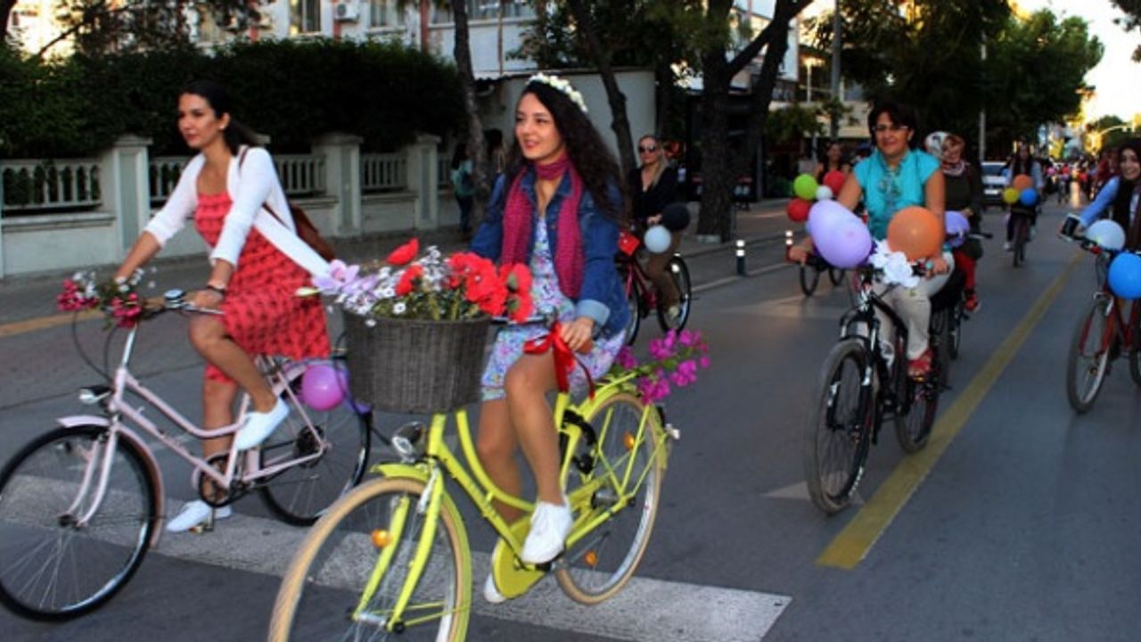 Süslü kadınlar Afyon'da pedal çevirecek