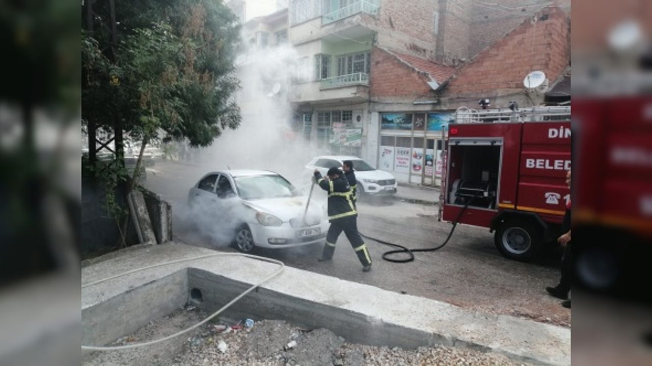 Afyon'da park halindeki araç bir anda yanmaya başladı!