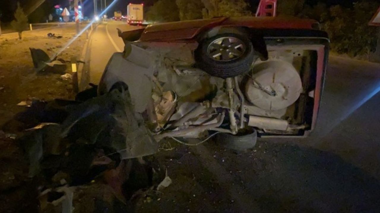 Afyon'da kaza sonrasında otomobil ikiye bölündü: Ağır yaralılar var!