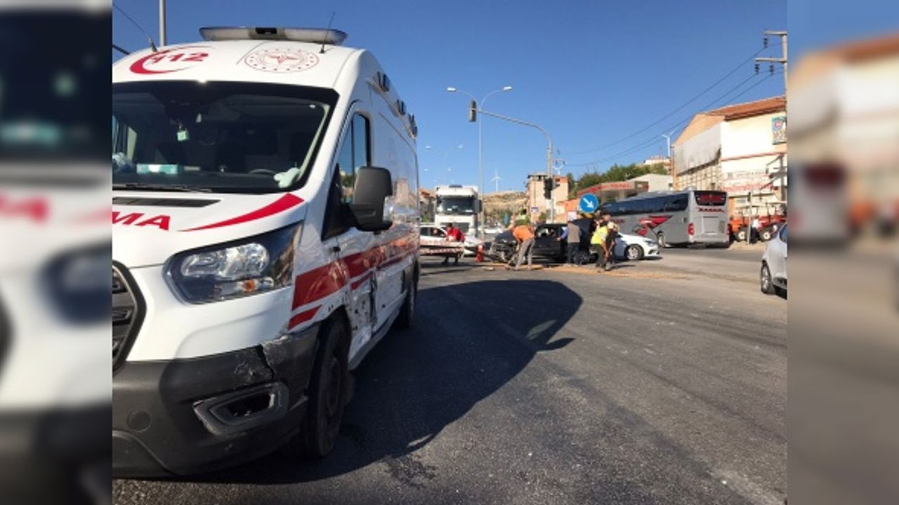 Afyon'da otomobil ambulans ile çarpıştı!