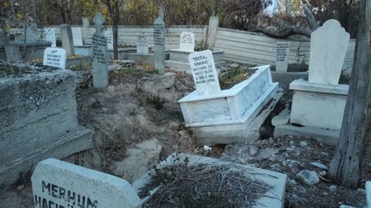 Afyon'da toprakta oluşan yarıklardan mezarlar çöktü
