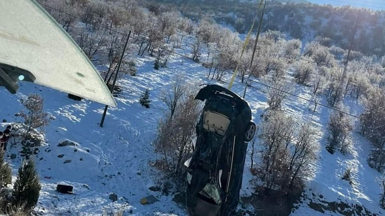30 metrelik uçurumdan aşağı düşen otomobilin sürücüsü öldü