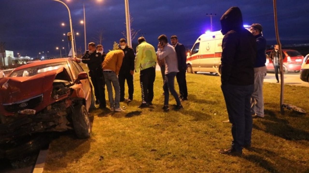 Afyon'da alkollü sürücü minibüse çarptı: 4 yaralı var!