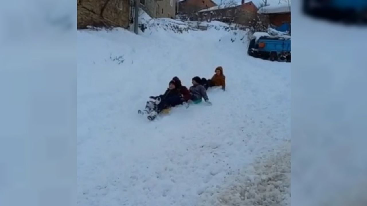 Afyon'da kar yağışına en çok çocuklar sevindi