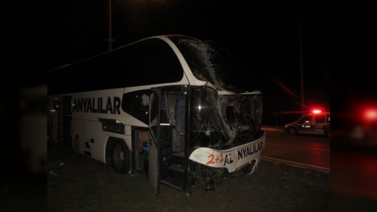 Afyon'da yolcu otobüsü kontrolden çıktı
