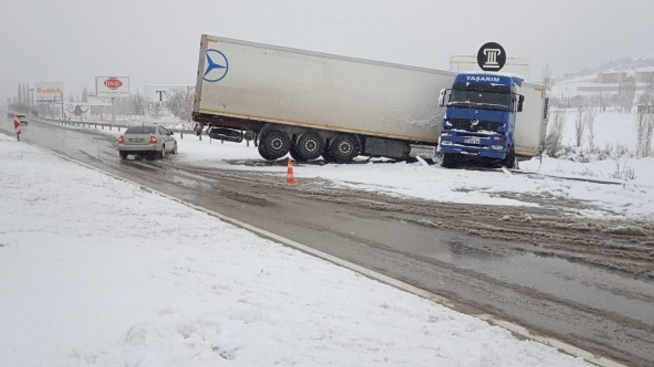 Afyon'daki kar yağışı trafik kazalarını beraberinde getirdi