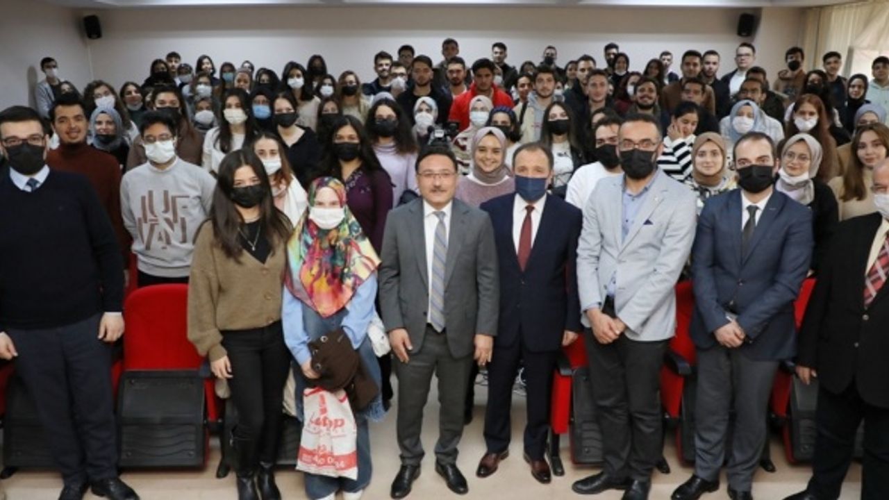 Afyon Valisi Gökmen Çiçek hukuk öğrencileri ile söyleşi yaptı