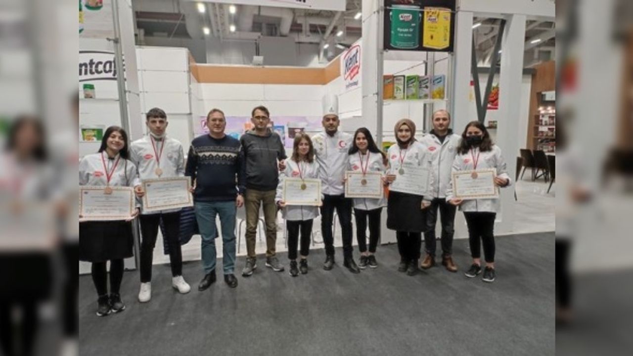 Afyonlu öğrenciler İstanbul'dan 6 madalya ile döndü