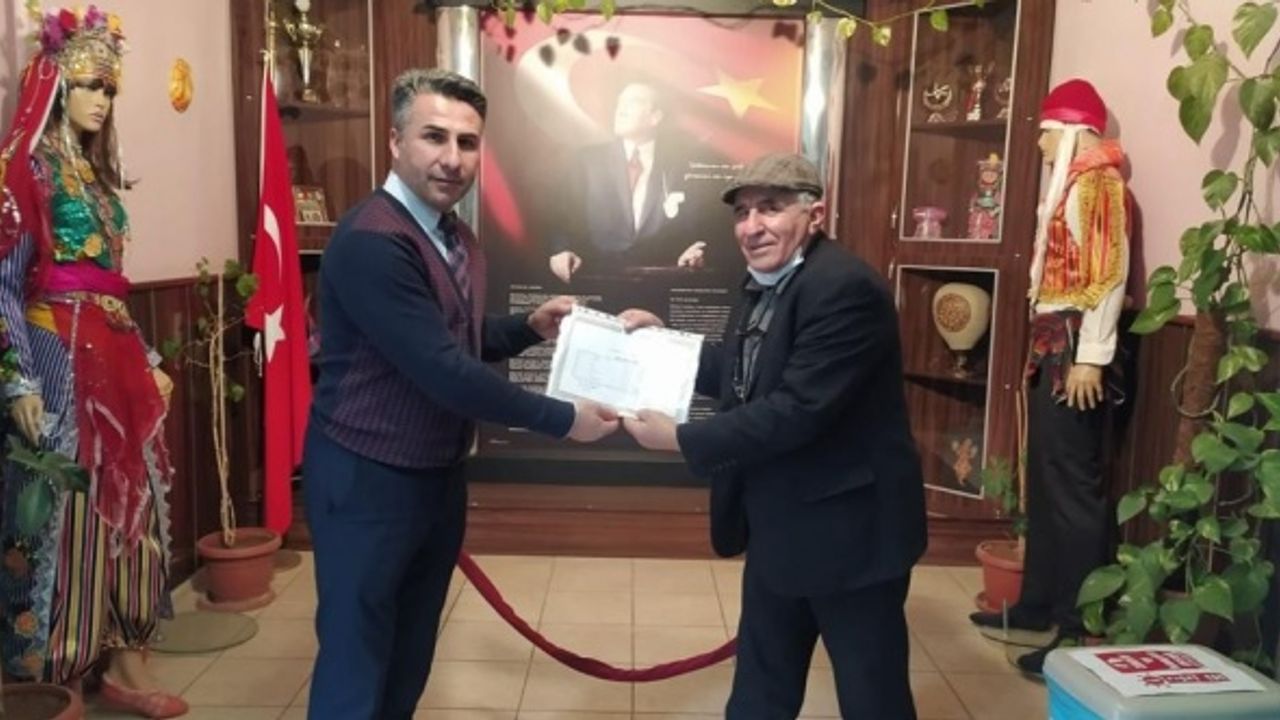 Afyonlu Ziya Durak 70 yaşında lise mezunu oldu