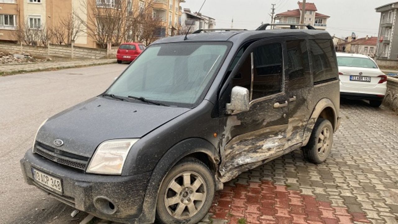 Bolvadin'de otomobille ticari araç çarpıştı: Allah'tan kaldırımda kimse yoktu!