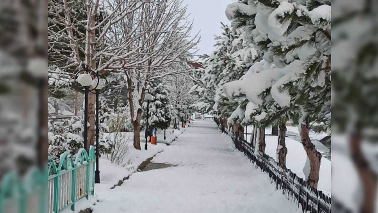 Şuhut'ta kar yağışı sonrası kartpostallık manzaralar ortaya çıktı