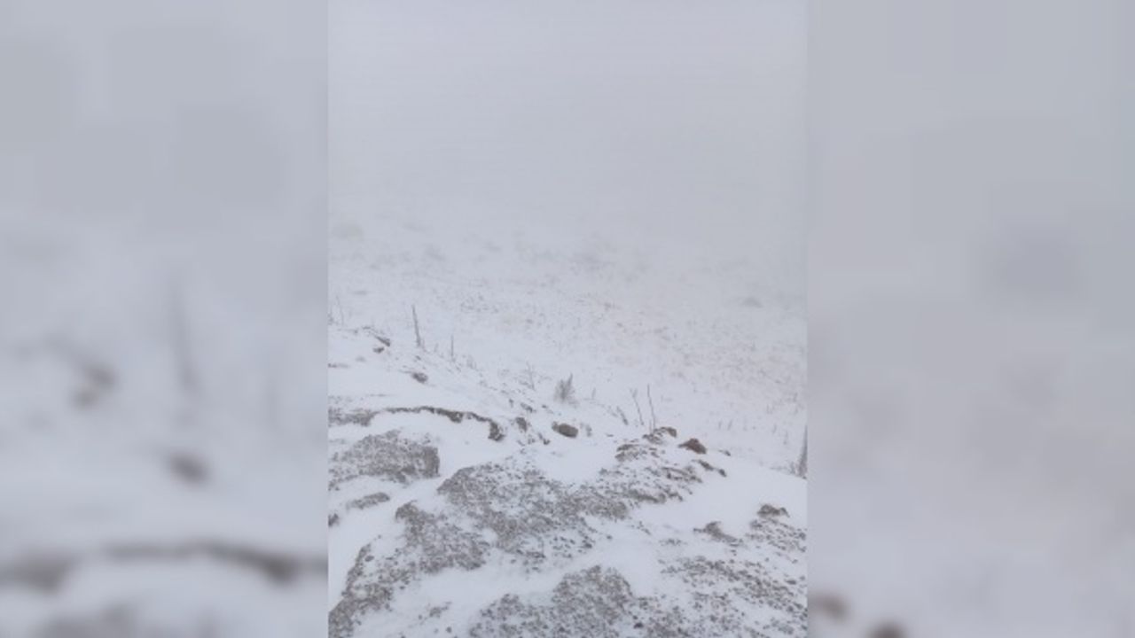Şuhut'ta kar yağışı yüksek kesimleri beyaza bürüdü