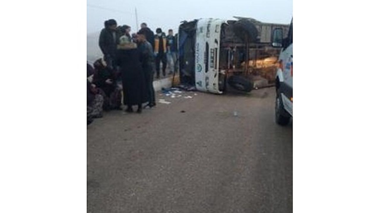 Afyon'da yolcu midibüsü devrildi: 9 yaralı var