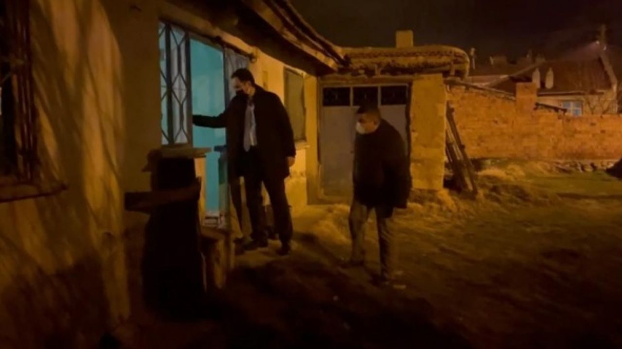 Afyon Bolvadin'de gece kapılara erzak bırakan kişi bakın kim çıktı?