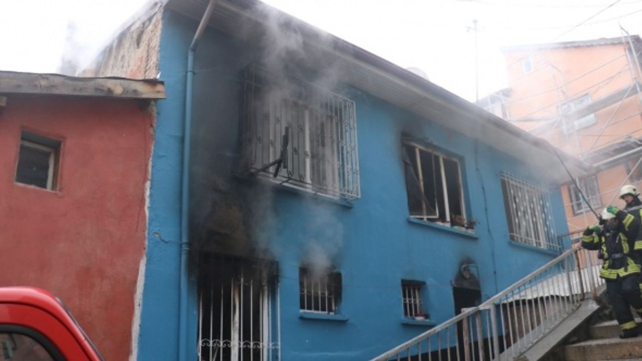 Afyon'da ev yangını: 4 kişilik aile canını zor kurtardı!