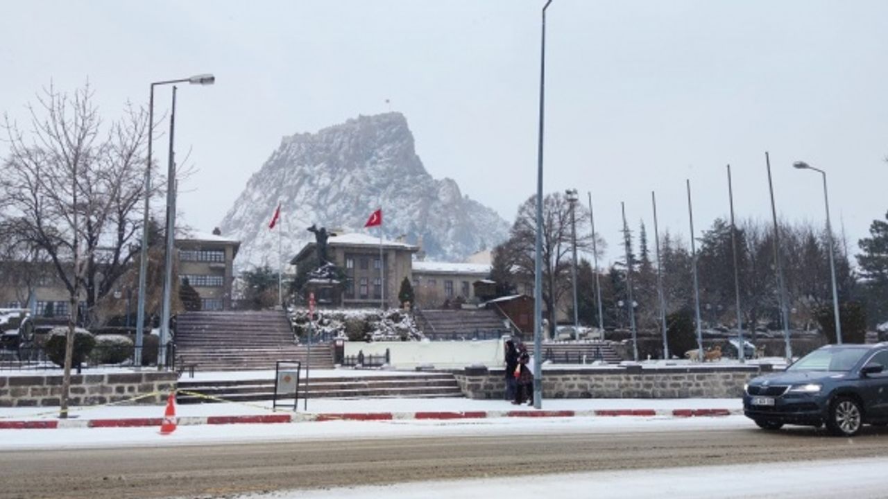 Afyon'da kar yağışı: Kent beyaz örtüyle kaplandı