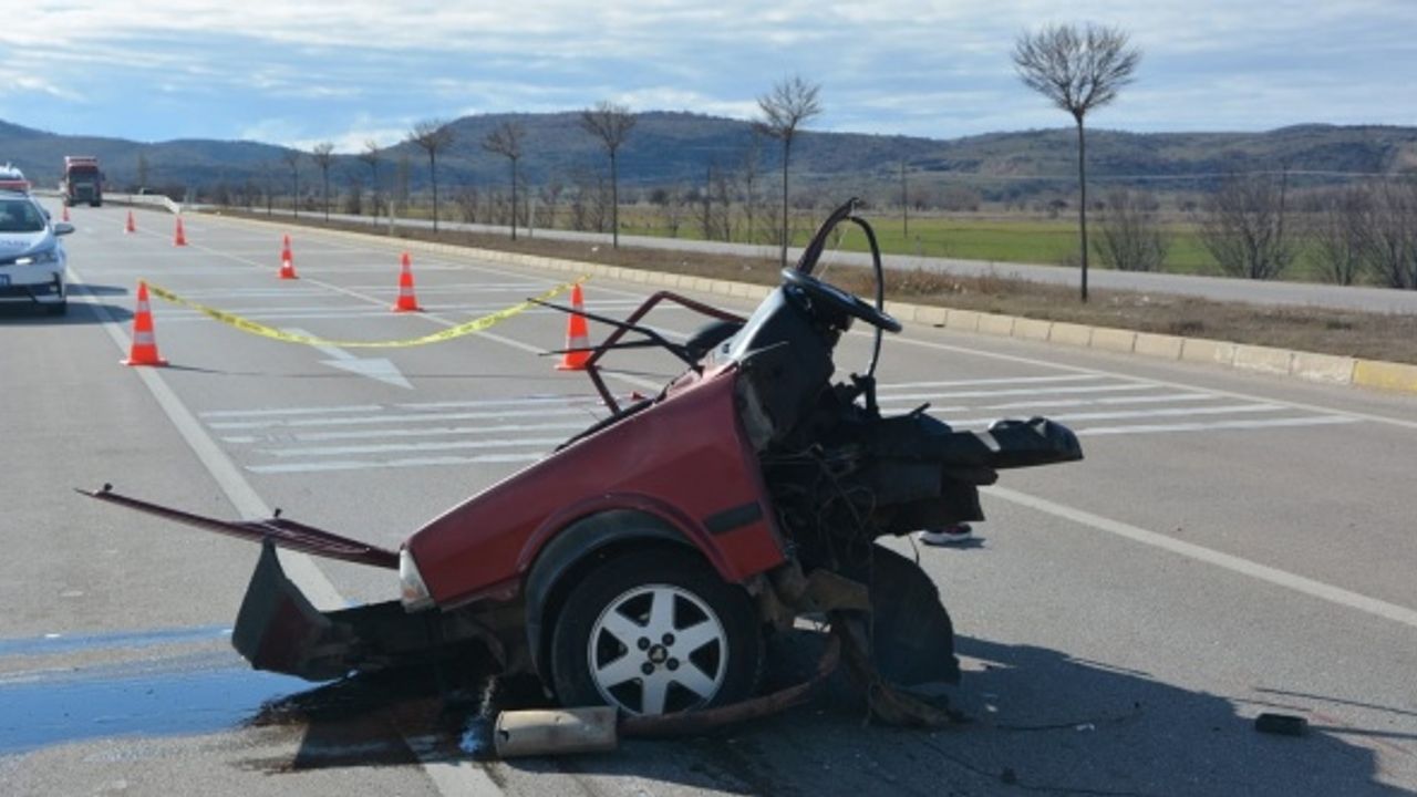İki otomobilin çarpıştığı kazada 1 kişi öldü, 3 kişi yaralandı