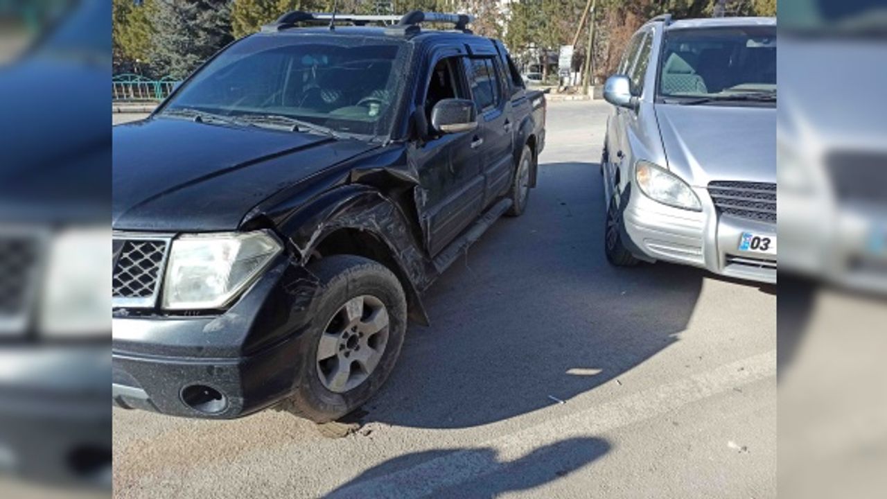 Şuhut'ta iki kamyonet çarpıştı: 1 yaralı