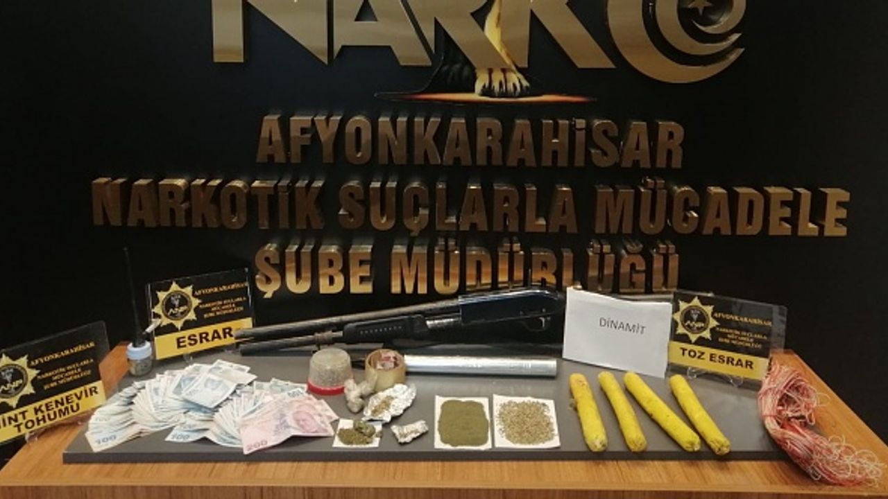 Uyuşturucu satıcısı evinde patlayıcı dinamitlerle yakalandı