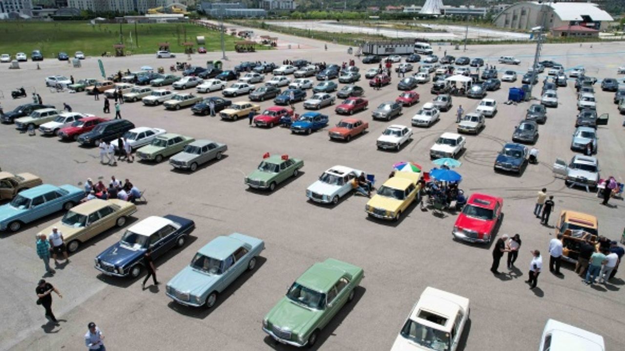 Klasik otomobiller Afyon’da: Tam 500 araç geldi