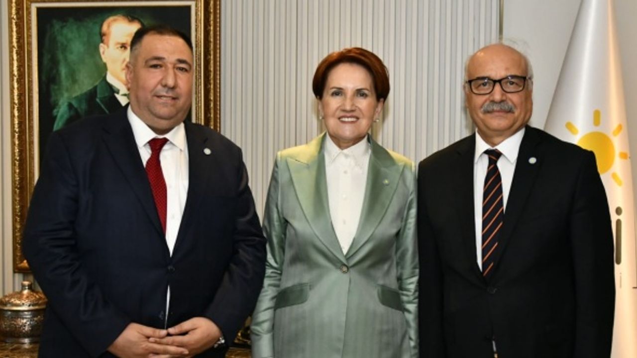 Münir Pehlivanoğlu’nun rozetini Meral Akşener taktı