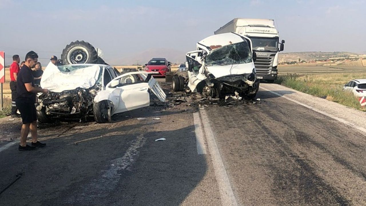 Afyon'da feci kaza: Ölü ve yaralılar var!
