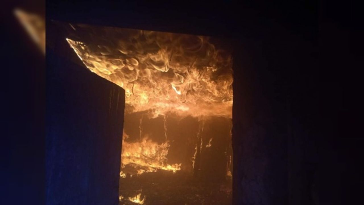 Afyon'da iki katlı evde yangın çıktı