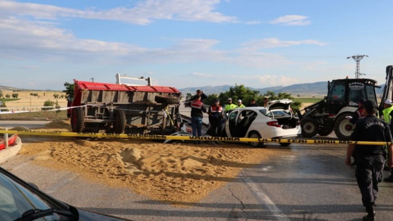 Afyon'da otomobil arpa yüklü traktörün römorkuna çarptı: 1 ölü 4 yaralı var!