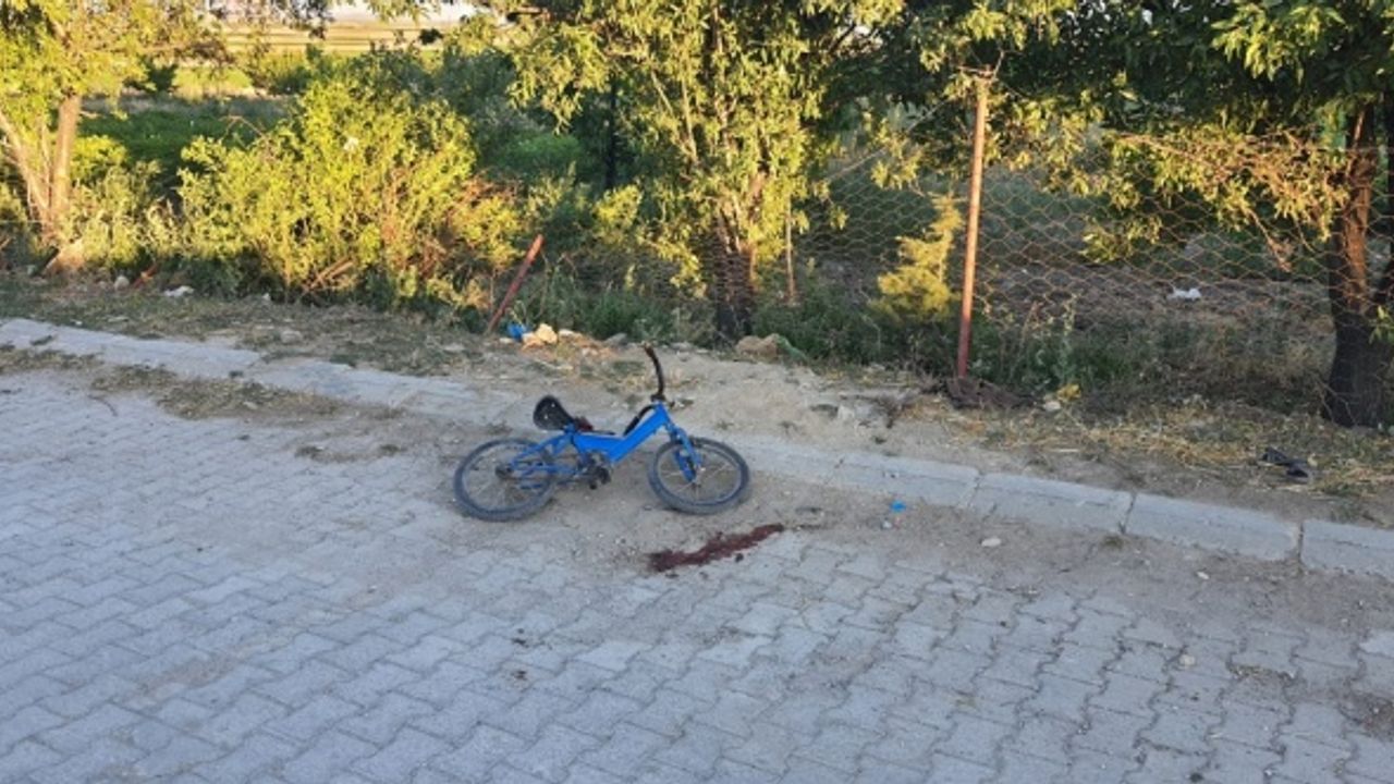 Afyon'da 'patpat' bisikletli süren çocuğa çarptı!