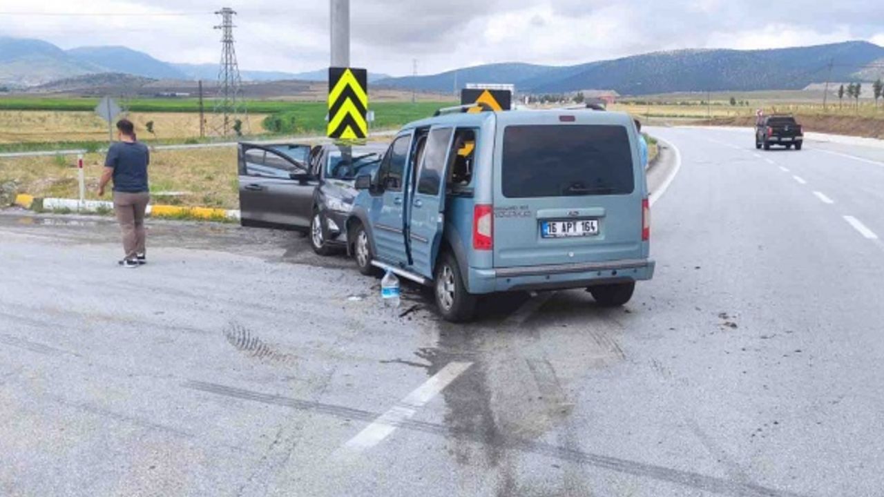 Afyon'da ticari araçla otomobil çarpıştı: 4 yaralı var!