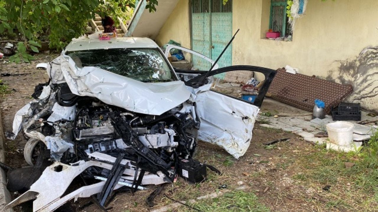 Afyon'da trafik kazası: Otomobil bir evin bahçesine girdi!