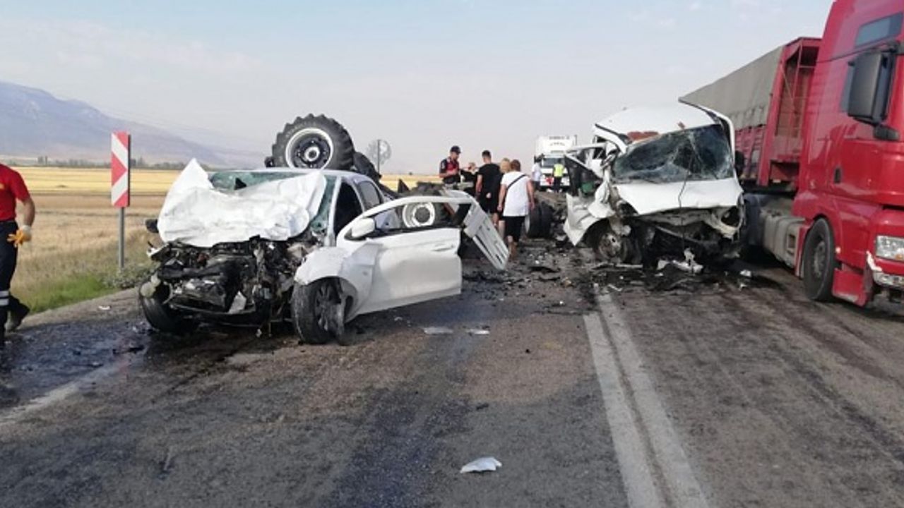 Afyon’da otomobil, traktör yüklü kamyonetle çarpıştı: 2 ölü, 1 yaralı var!