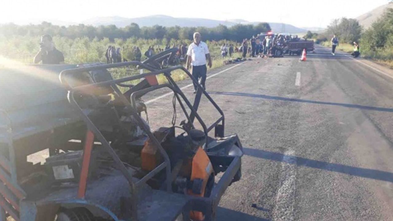 Afyon’da patpat adlı tarım araçları çarpıştı: 1 ölü, 7 yaralı var!