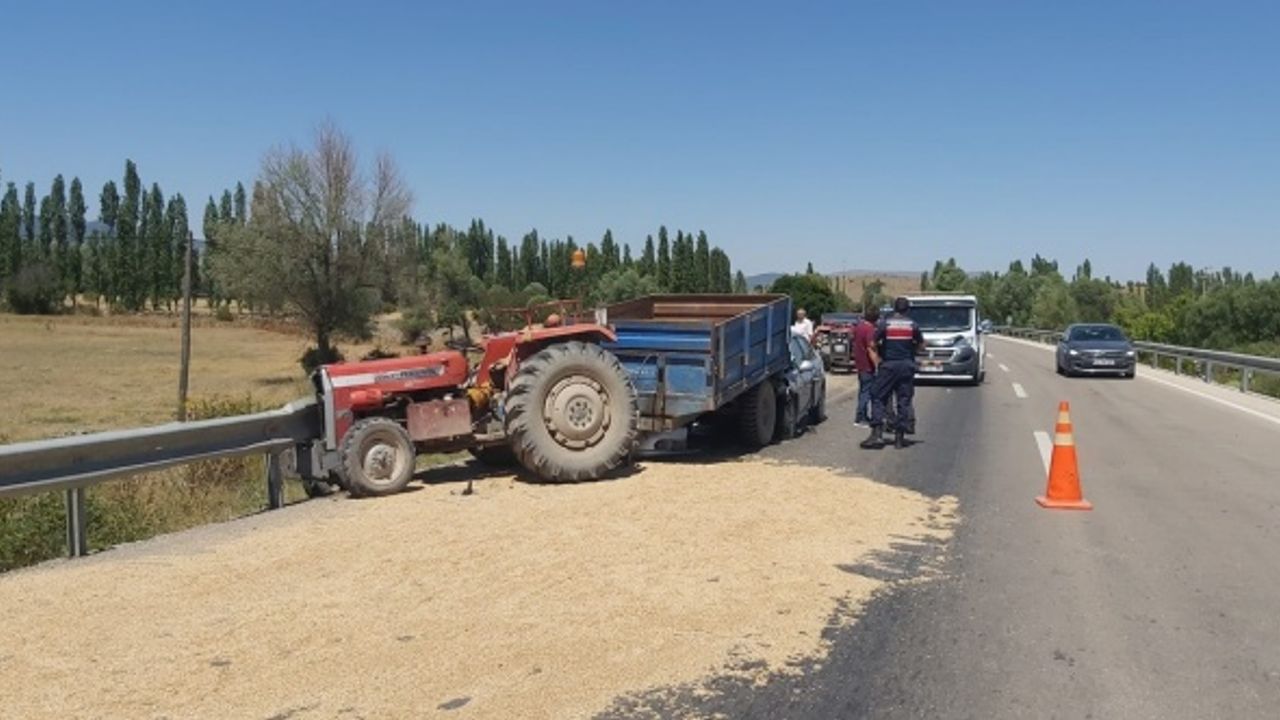 Afyon’da traktörün römorkuna otomobil çarptı: 2 yaralı var!
