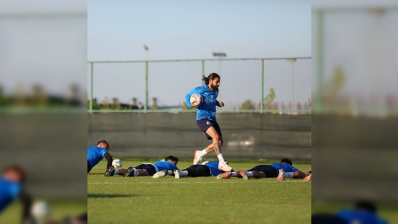 Afyonspor'da alt yapıdan yetişen oyuncular A takımıyla antrenmana çıktı