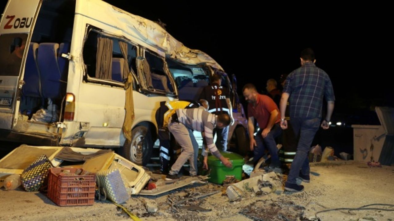 Uşak'ta tarım işçilerini taşıyan minibüs devrildi: 1 ölü, 14 yaralı var!