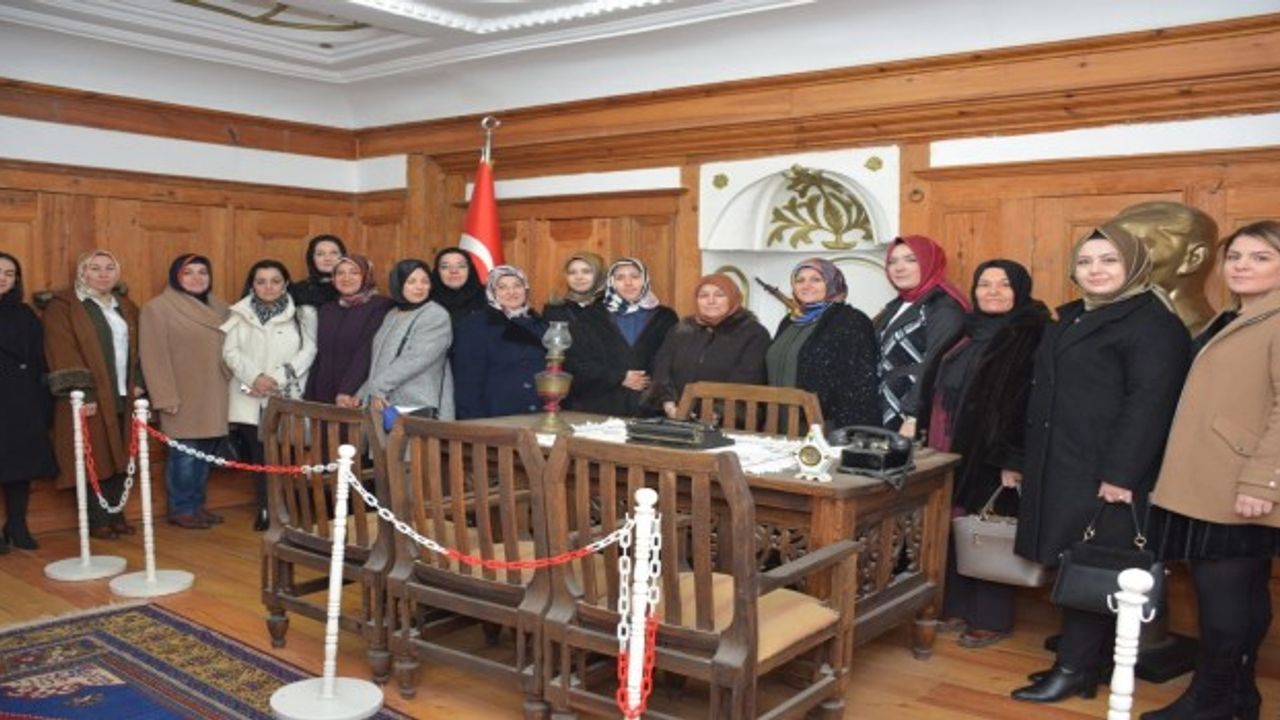 Kadınlar Atatürk Evi'ni ziyaret etti