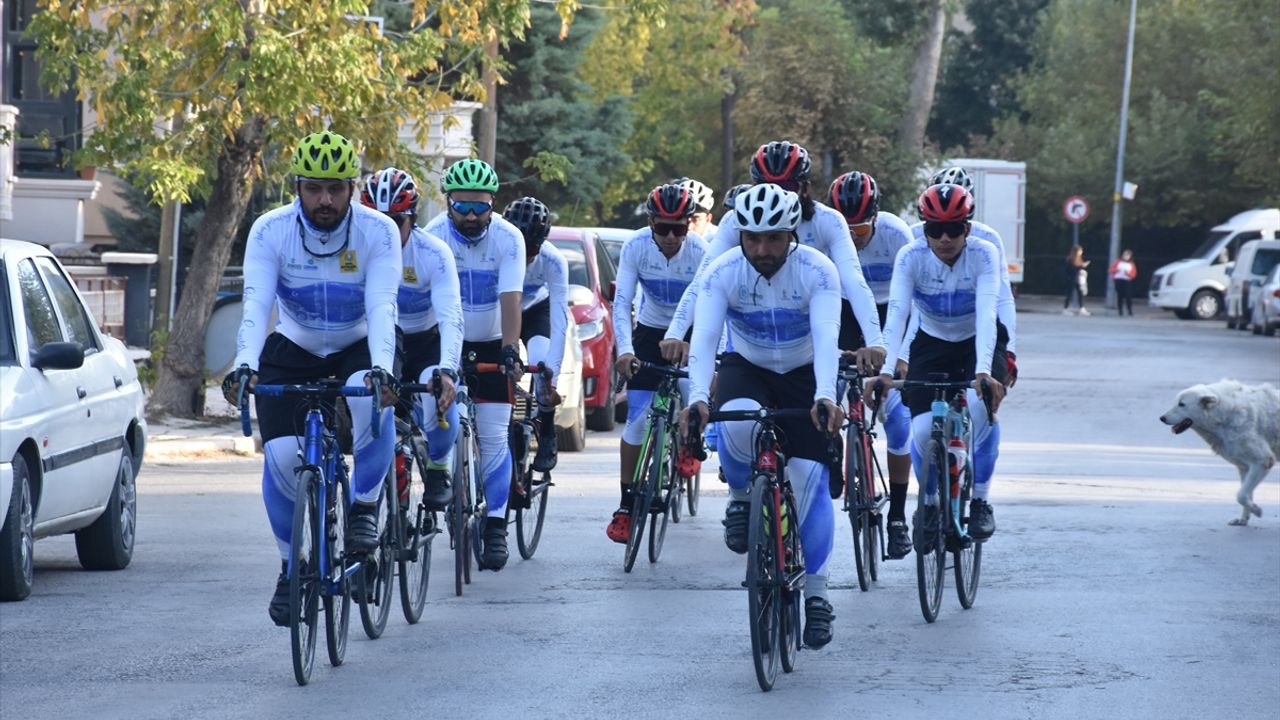 Sağlıklı çevre için İstanbul'dan yola çıkan bisiklet takımı Afyon'da