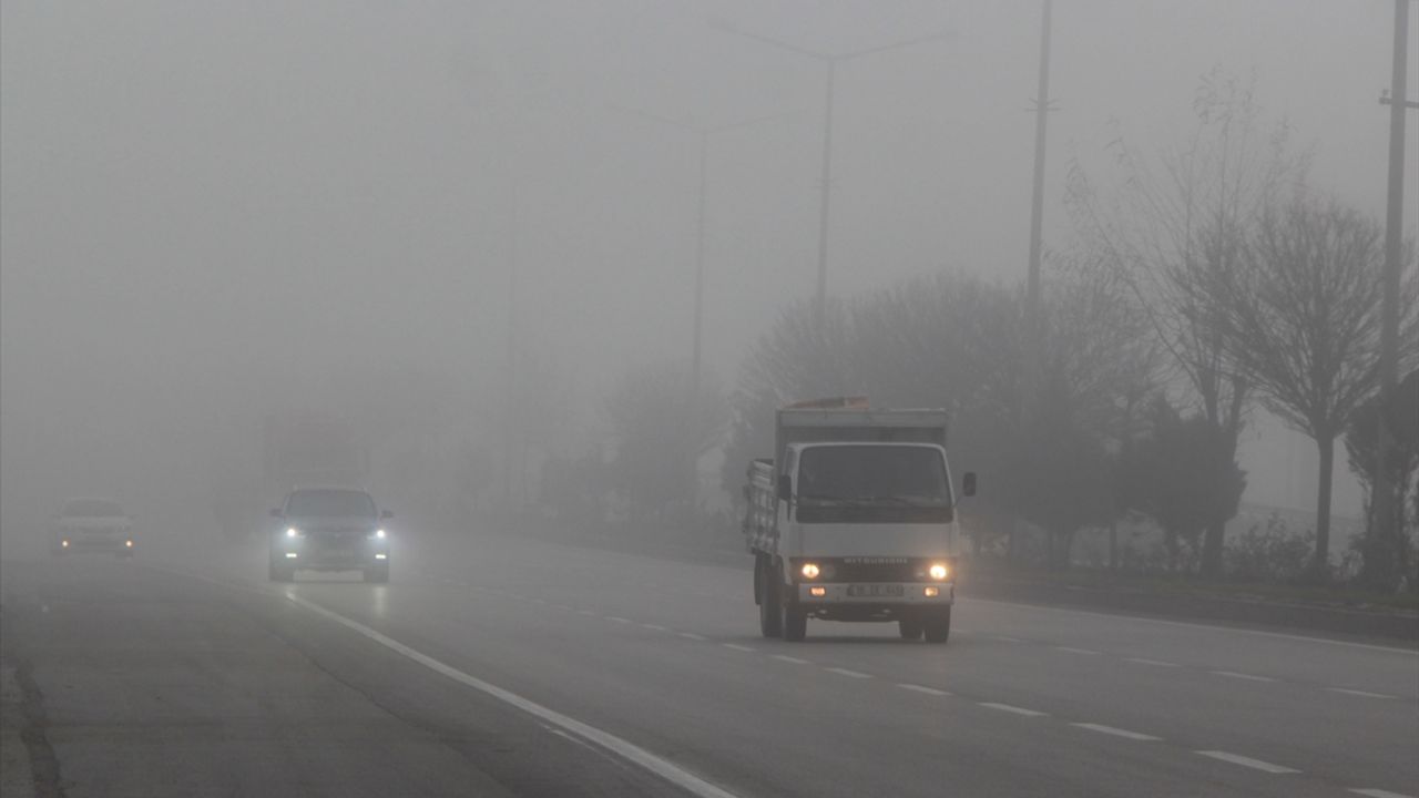 Afyon güne sisli başladı: Görüş mesafesi 20 metreye kadar düştü!