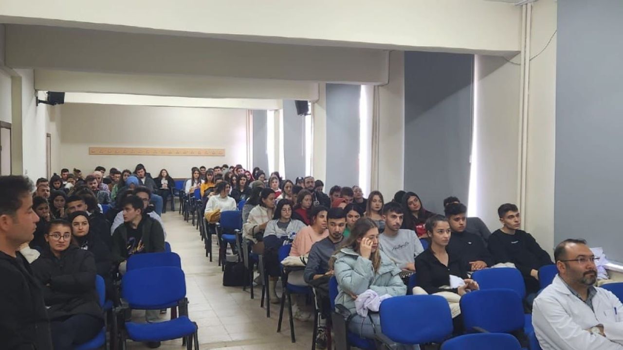Afyon'daki üniversite öğrencilerine uyuşturucuyla mücadele semineri