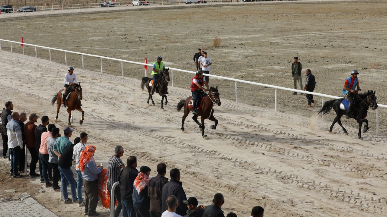 Afyon’da Atlı Spor Tesisleri açıldı: Rahvan at yarışlarının buluşma noktası olacak