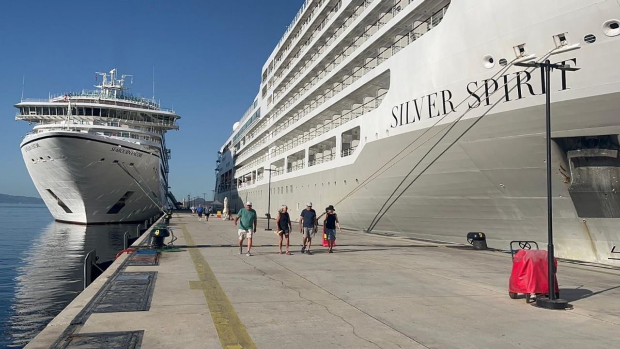 Bahamalar bayraklı yolcu gemileri "Silver Spirit" ve "Seabourn Encore" Bodrum'da