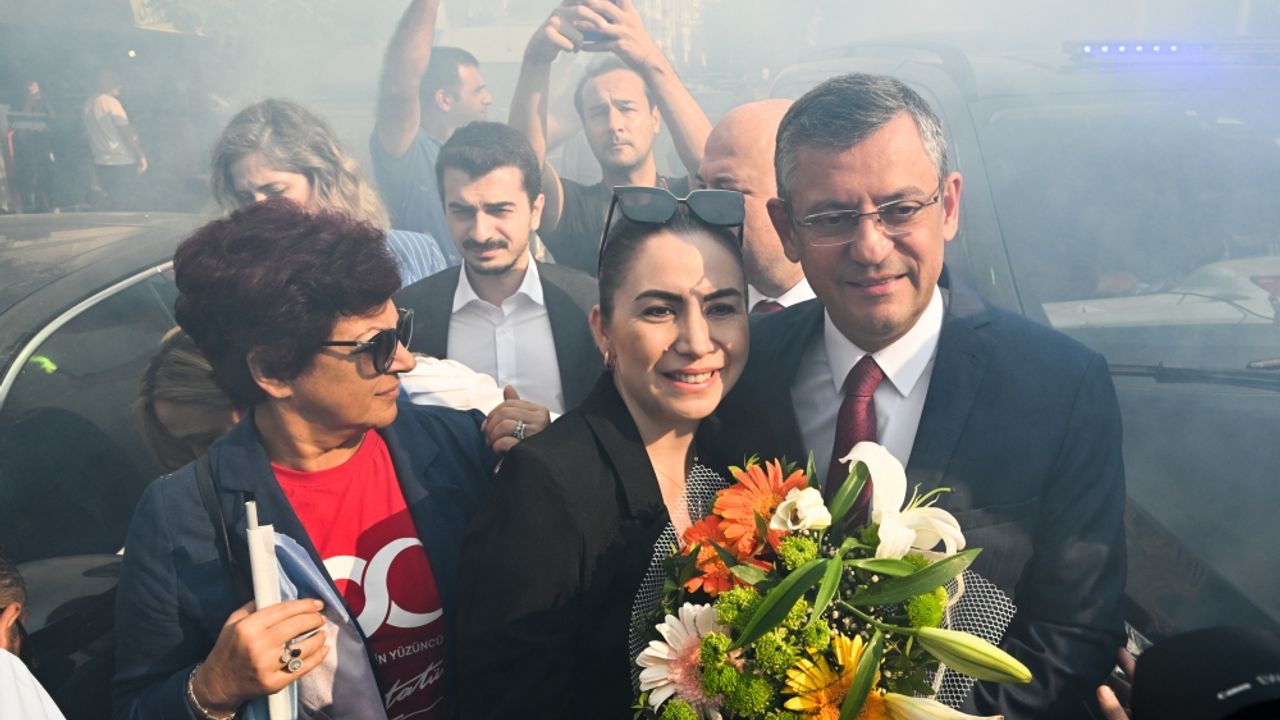CHP Genel Başkan adayı Özel, İzmir'de partililerle bir araya geldi
