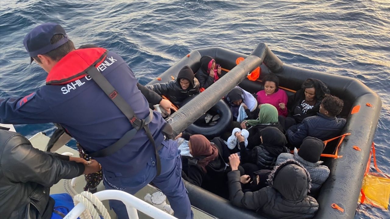 İzmir açıklarında 17 düzensiz göçmen yakalandı, 14 düzensiz göçmen kurtarıldı