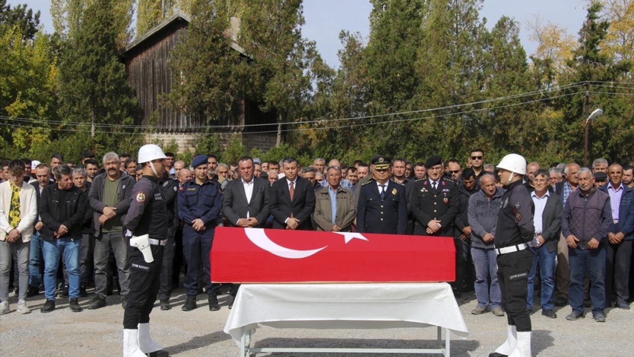 İzmir'de hayatını kaybeden polis memuru memleketi Uşak'ta son yolculuğuna uğurlandı