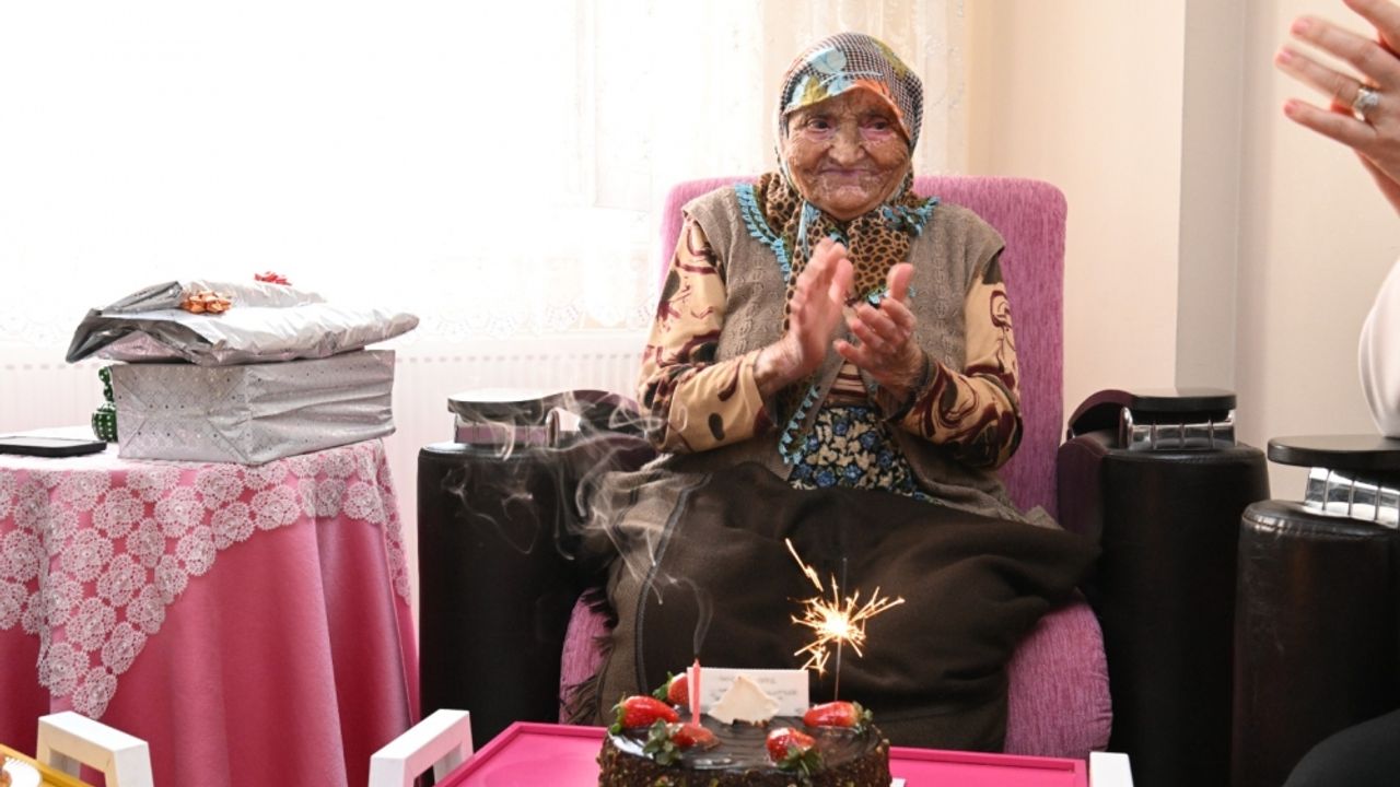 Manisa Valisi Ünlü'den 100 yaşına giren Ayşe nineye kutlama