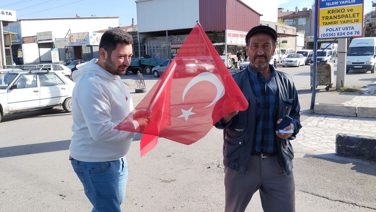 Afyon'da İyi Parti Türk Bayrağı dağıttı