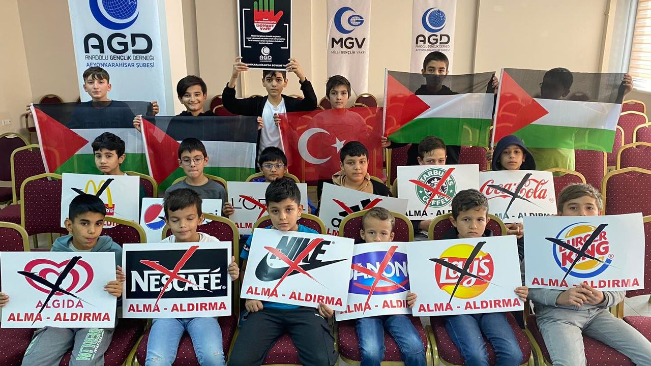 Afyon'da Anadolu Gençlik Derneği'nden İsrail'e boykot