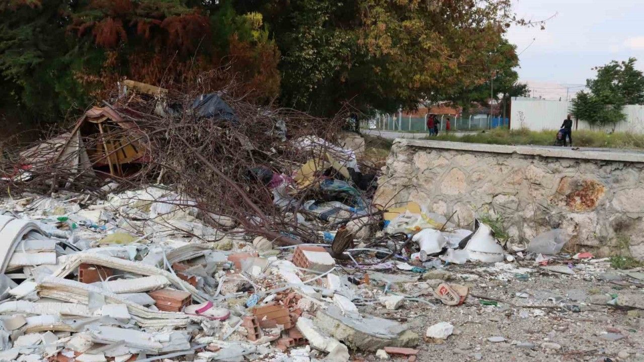 Eskişehir'de burası çöplük değil mahalle arasında boş bir arazi